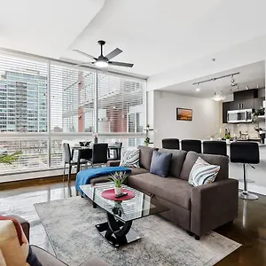 Upscale 2br - King Bed - Stunning Views Holiday home Calgary